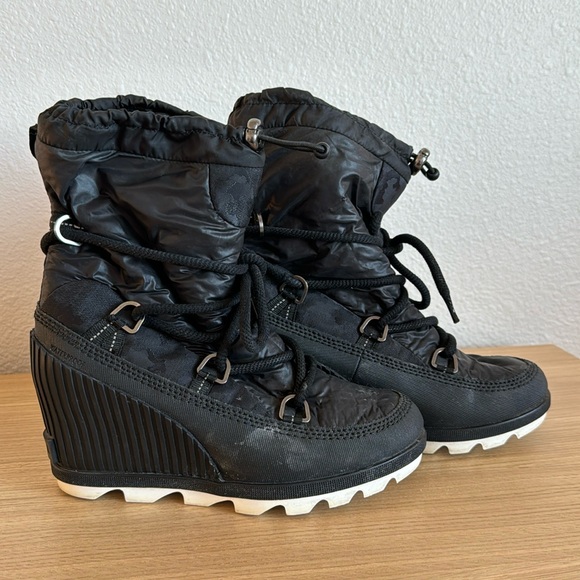 Sorel Black Kinetic Wedge Boot Lace Up/Toggle Closure Waterproof Fleece Lined 7 - Picture 1 of 4